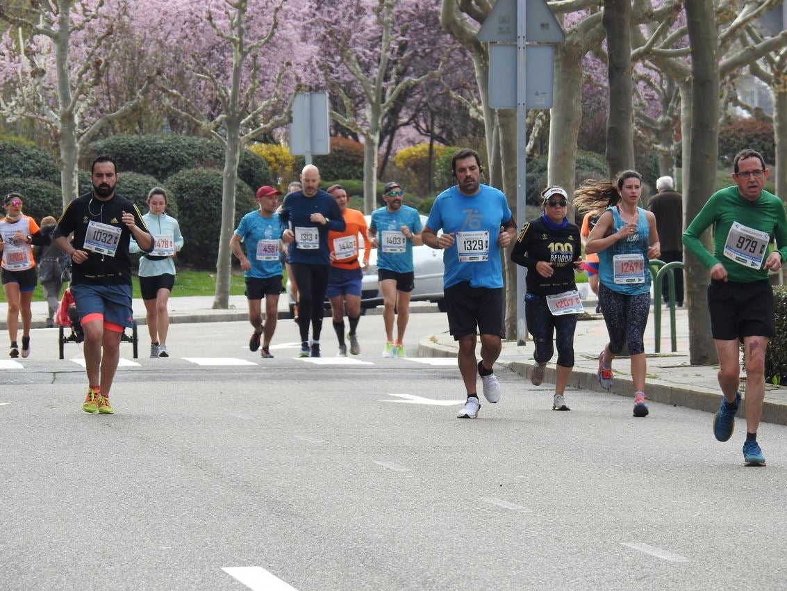 Los corredores han participado en esta prueba que recorre 21 kilómetros por la ciudad de León.