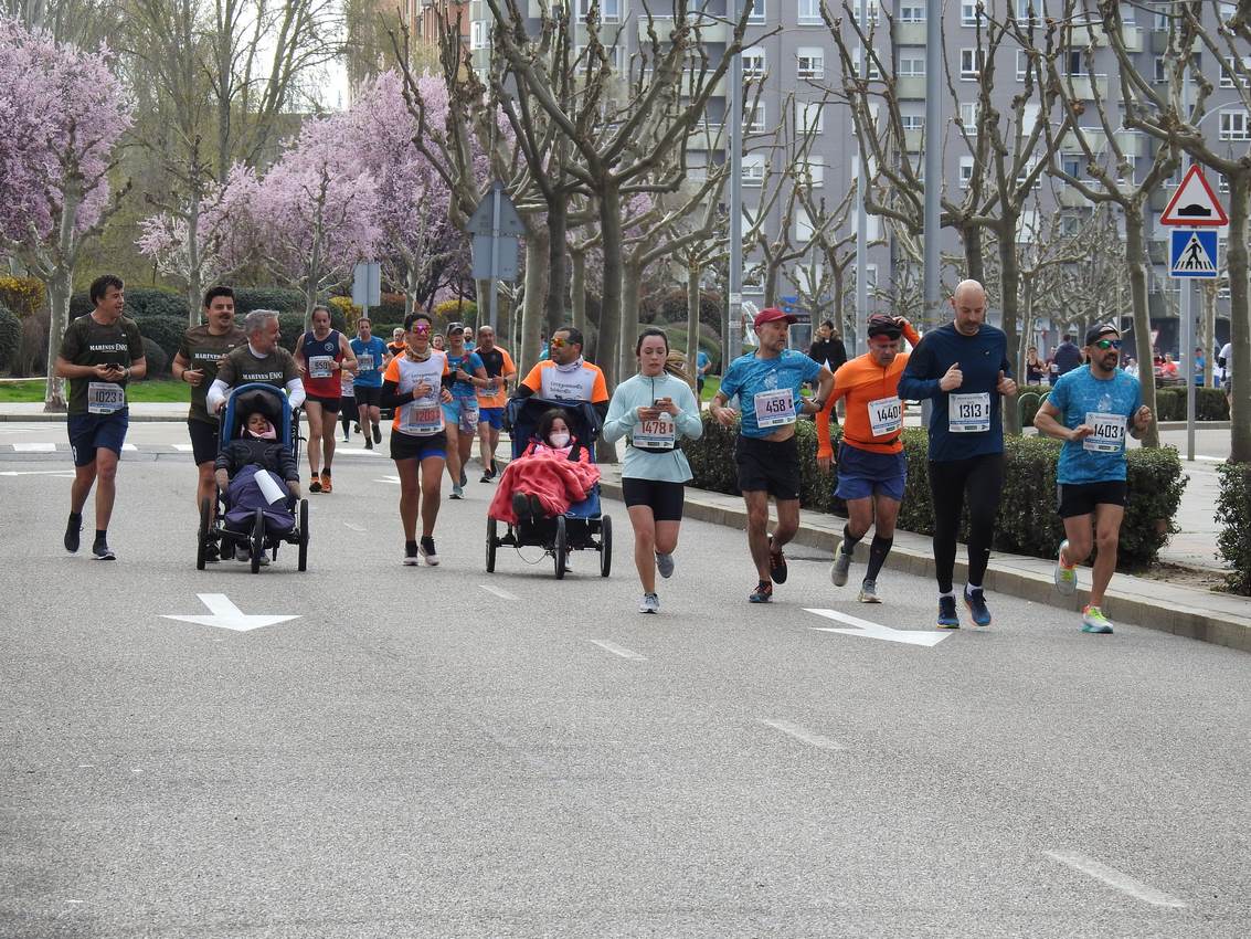 Los corredores han participado en esta prueba que recorre 21 kilómetros por la ciudad de León.