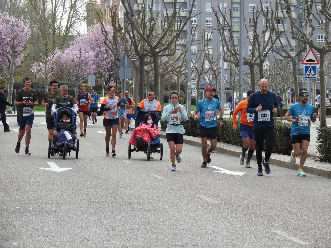 Los corredores han participado en esta prueba que recorre 21 kilómetros por la ciudad de León.