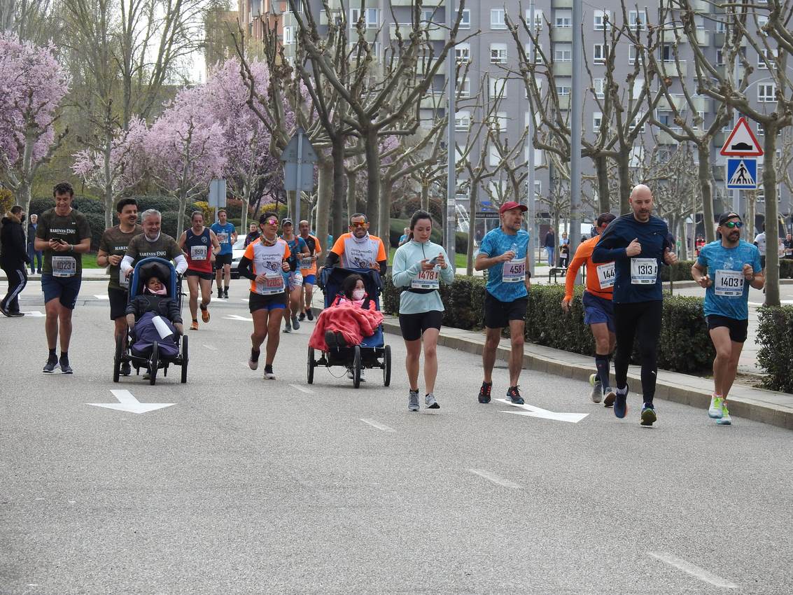 Los corredores han participado en esta prueba que recorre 21 kilómetros por la ciudad de León.