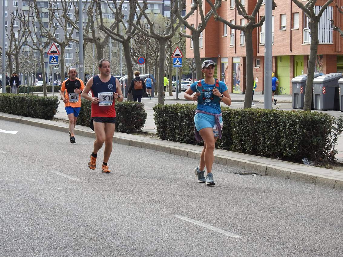 Los corredores han participado en esta prueba que recorre 21 kilómetros por la ciudad de León.