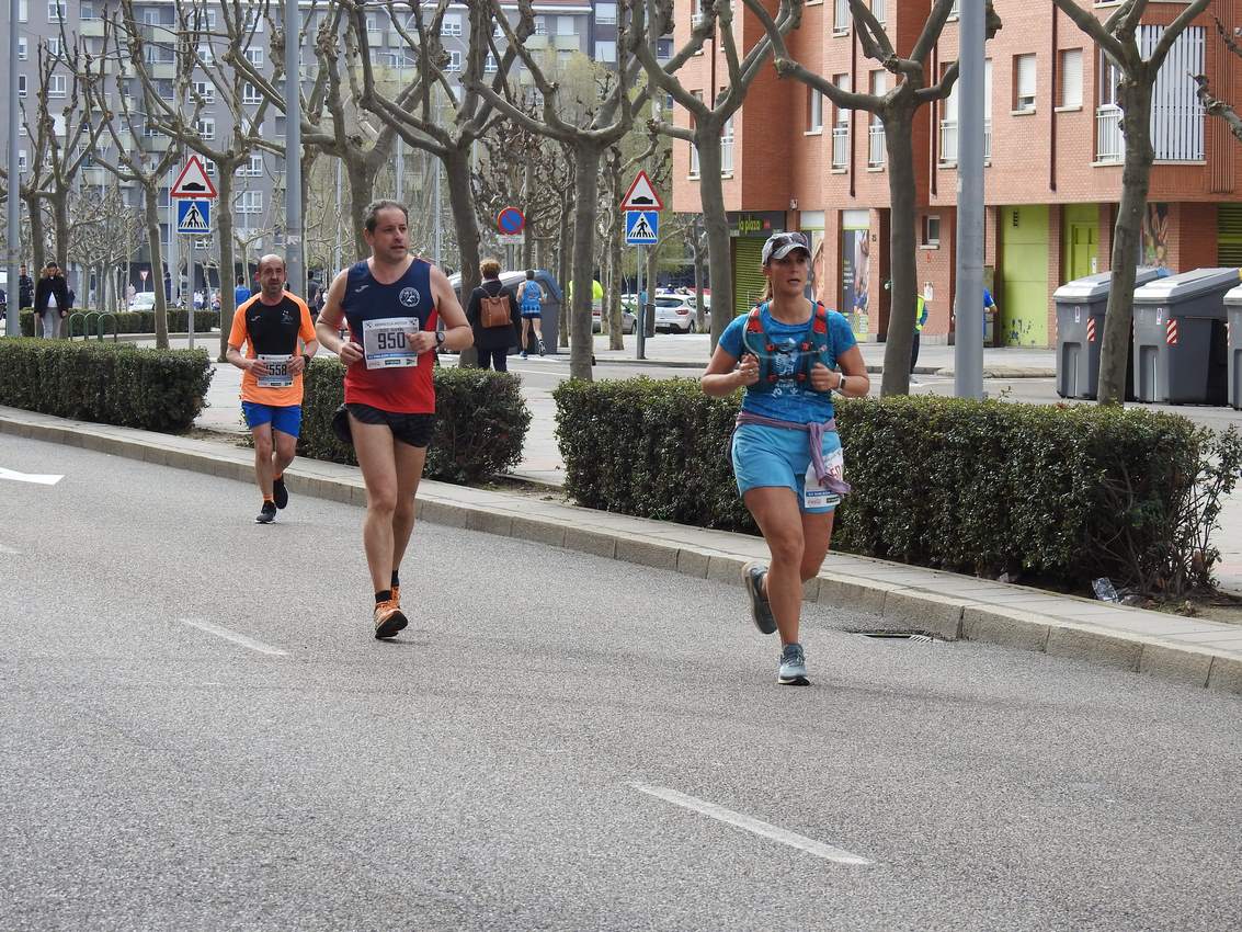 Los corredores han participado en esta prueba que recorre 21 kilómetros por la ciudad de León.