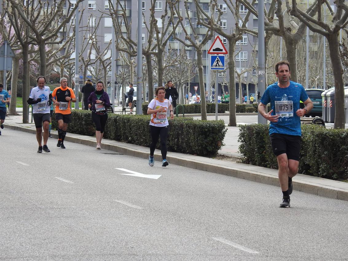 Los corredores han participado en esta prueba que recorre 21 kilómetros por la ciudad de León.