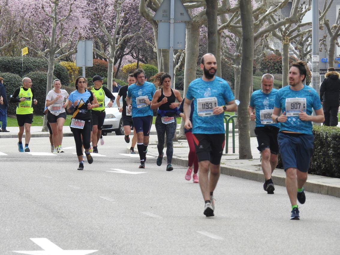 Los corredores han participado en esta prueba que recorre 21 kilómetros por la ciudad de León.