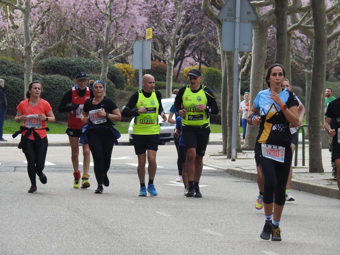 Los corredores han participado en esta prueba que recorre 21 kilómetros por la ciudad de León.