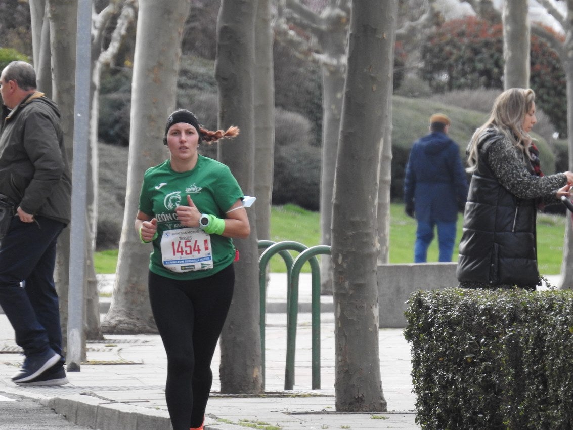 Los corredores han participado en esta prueba que recorre 21 kilómetros por la ciudad de León.