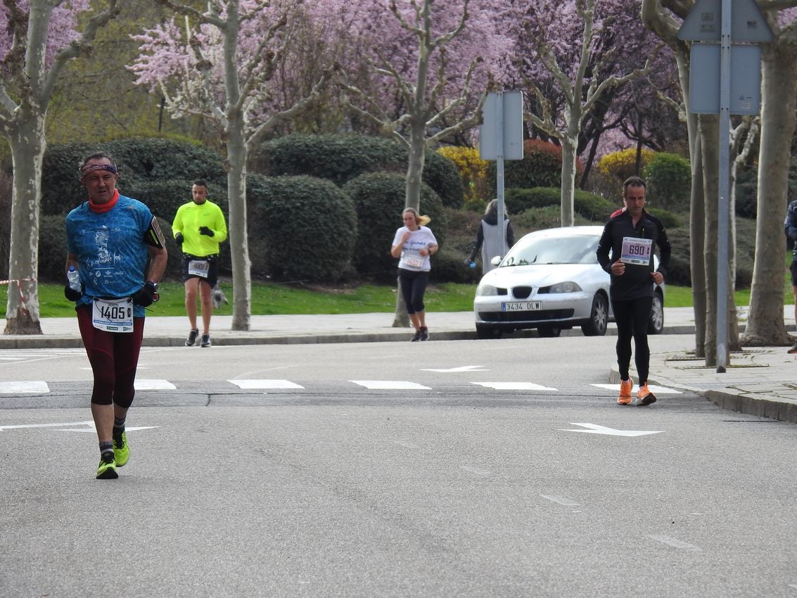 Los corredores han participado en esta prueba que recorre 21 kilómetros por la ciudad de León.