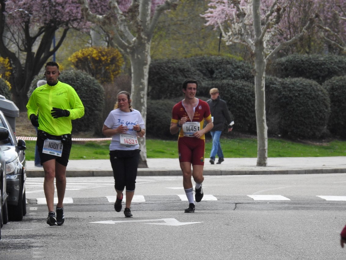 Los corredores han participado en esta prueba que recorre 21 kilómetros por la ciudad de León.