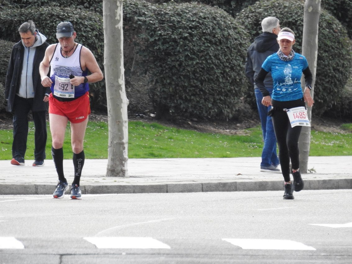 Los corredores han participado en esta prueba que recorre 21 kilómetros por la ciudad de León.