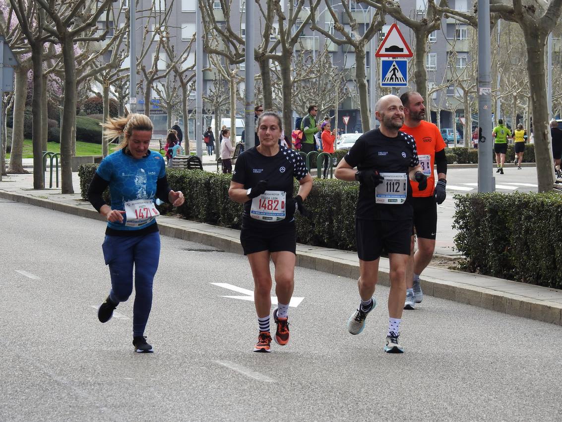 Los corredores han participado en esta prueba que recorre 21 kilómetros por la ciudad de León.