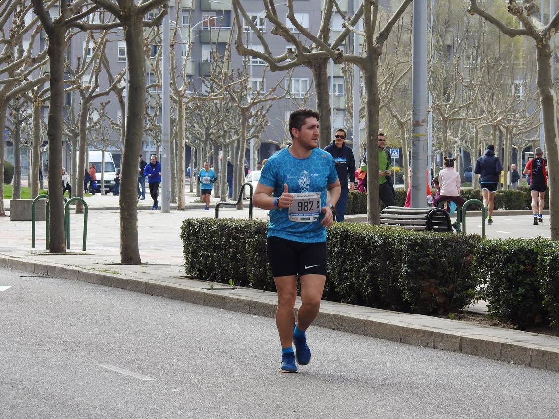 Los corredores han participado en esta prueba que recorre 21 kilómetros por la ciudad de León.