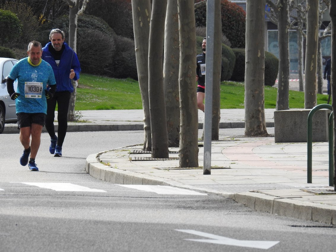 Los corredores han participado en esta prueba que recorre 21 kilómetros por la ciudad de León.