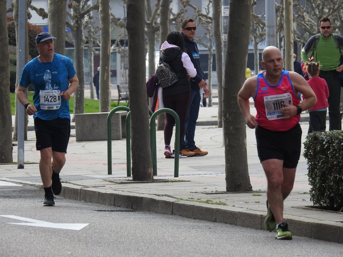 Los corredores han participado en esta prueba que recorre 21 kilómetros por la ciudad de León.