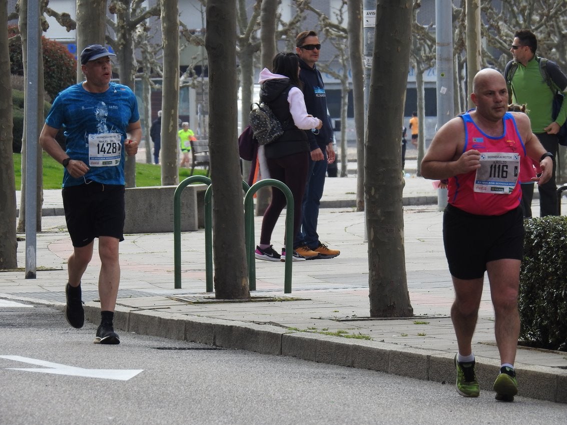 Los corredores han participado en esta prueba que recorre 21 kilómetros por la ciudad de León.