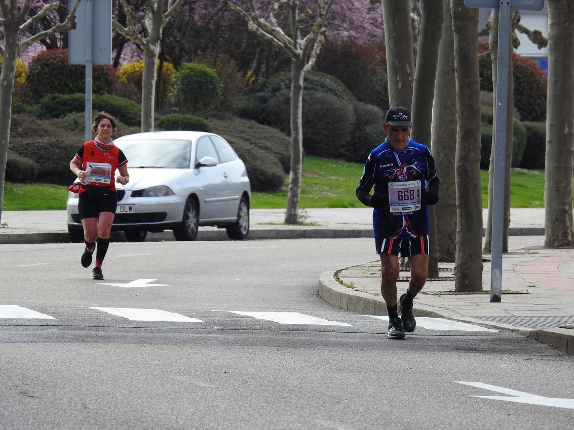 Los corredores han participado en esta prueba que recorre 21 kilómetros por la ciudad de León.