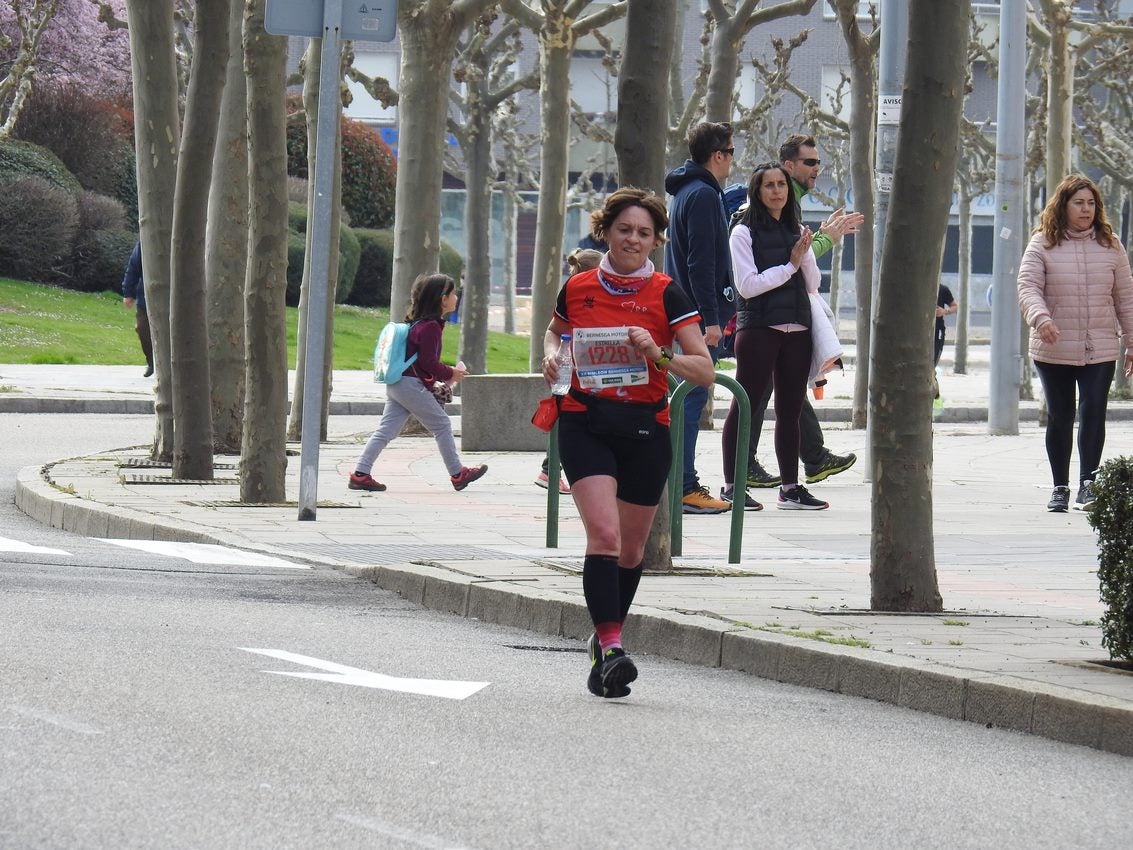 Los corredores han participado en esta prueba que recorre 21 kilómetros por la ciudad de León.