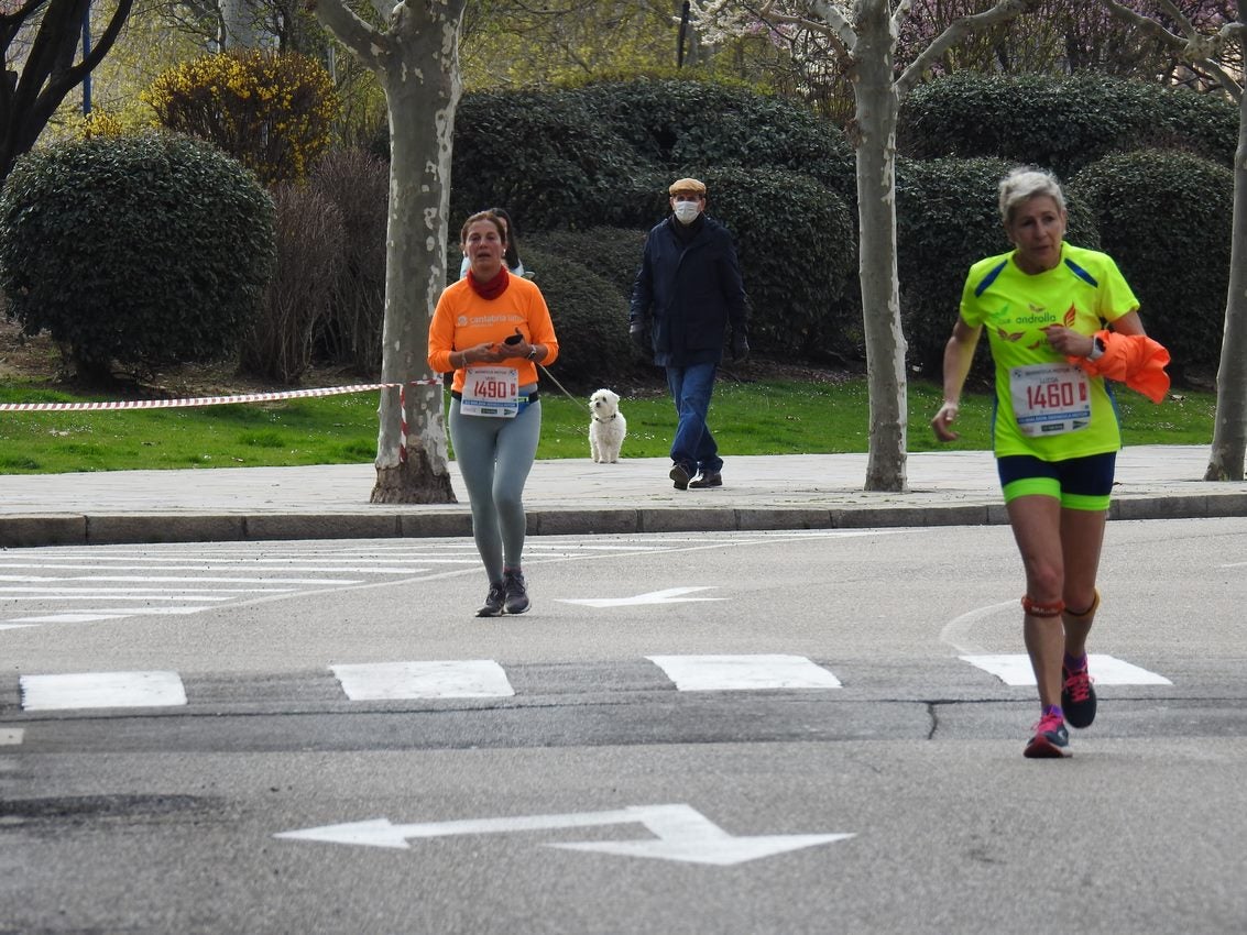 Los corredores han participado en esta prueba que recorre 21 kilómetros por la ciudad de León.