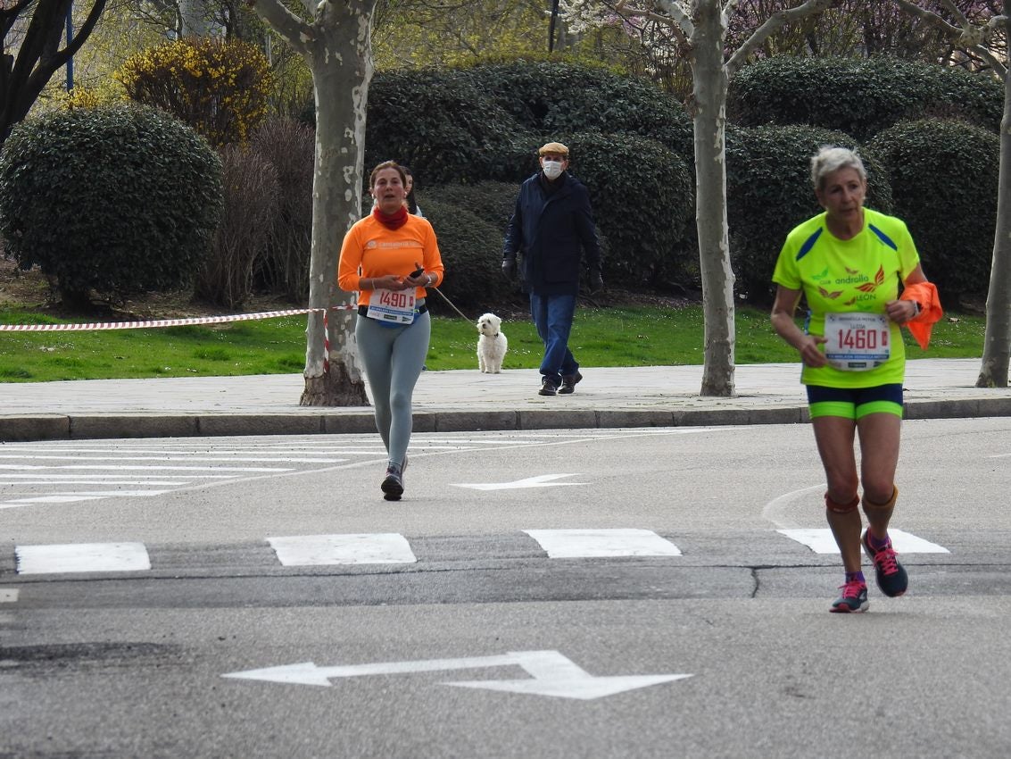 Los corredores han participado en esta prueba que recorre 21 kilómetros por la ciudad de León.