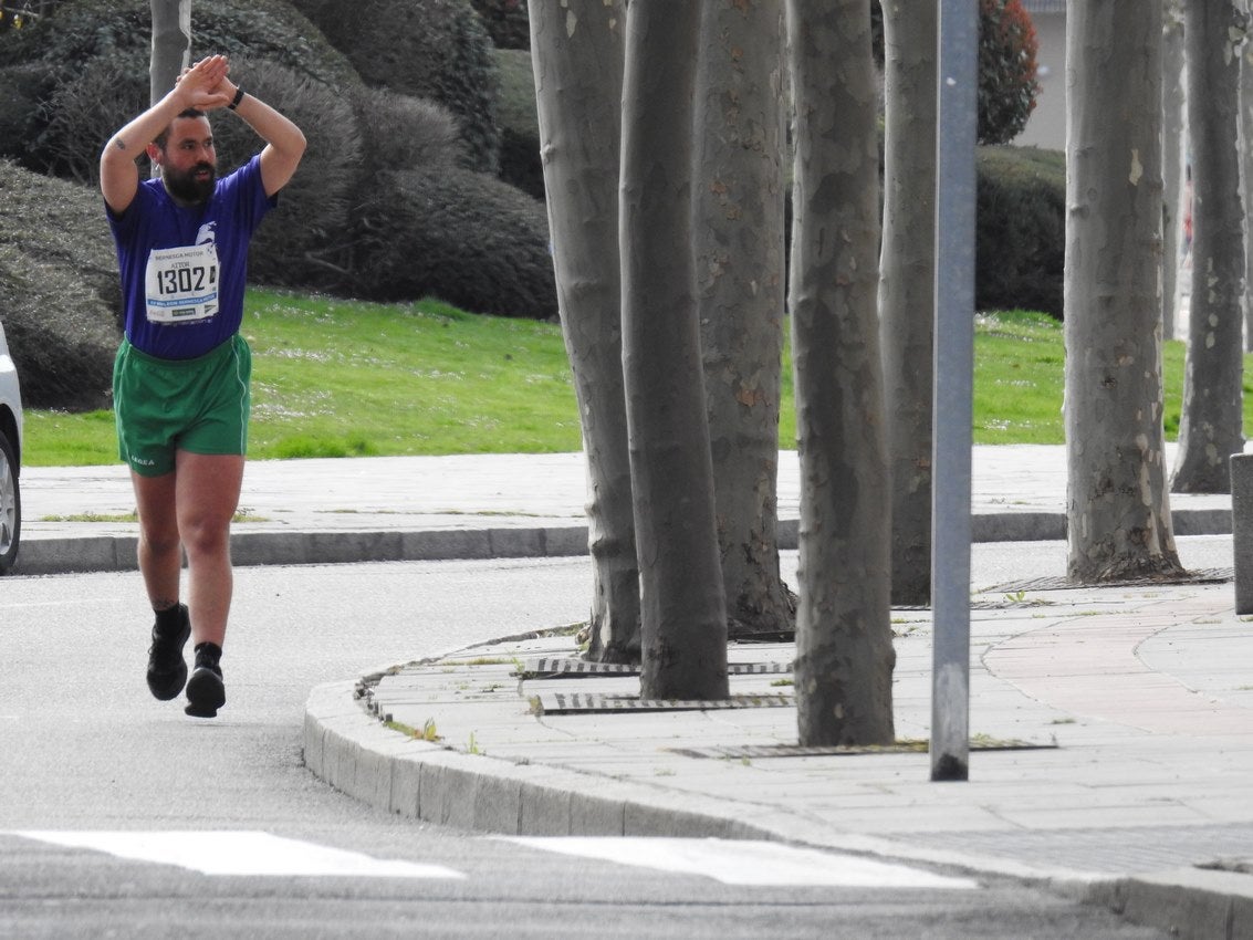 Los corredores han participado en esta prueba que recorre 21 kilómetros por la ciudad de León.