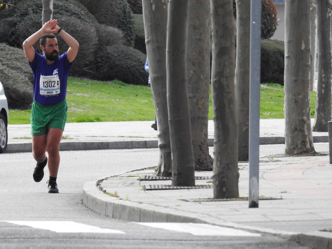 Los corredores han participado en esta prueba que recorre 21 kilómetros por la ciudad de León.