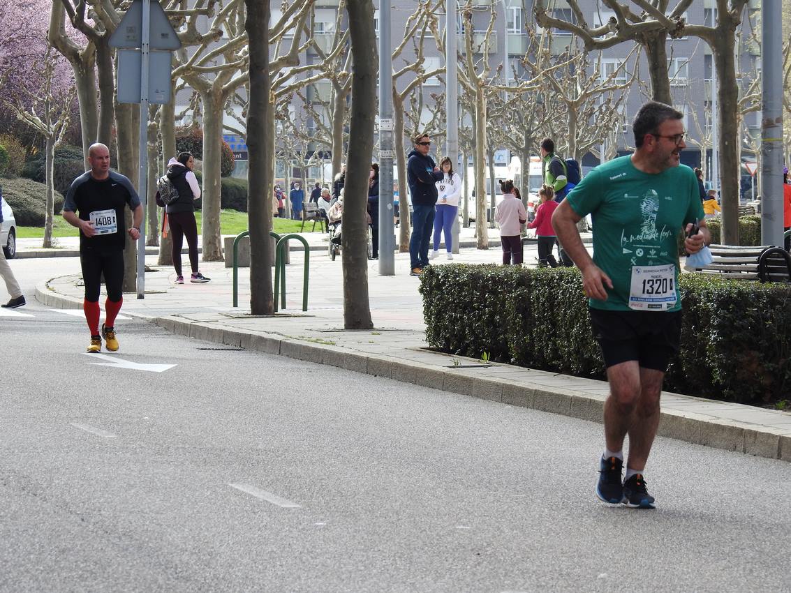 Los corredores han participado en esta prueba que recorre 21 kilómetros por la ciudad de León.