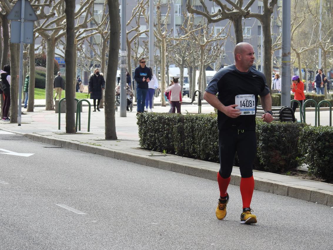 Los corredores han participado en esta prueba que recorre 21 kilómetros por la ciudad de León.