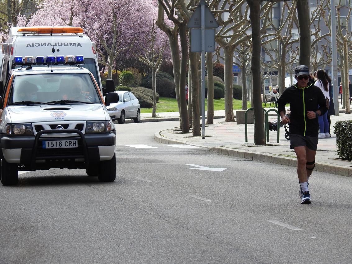 Los corredores han participado en esta prueba que recorre 21 kilómetros por la ciudad de León.