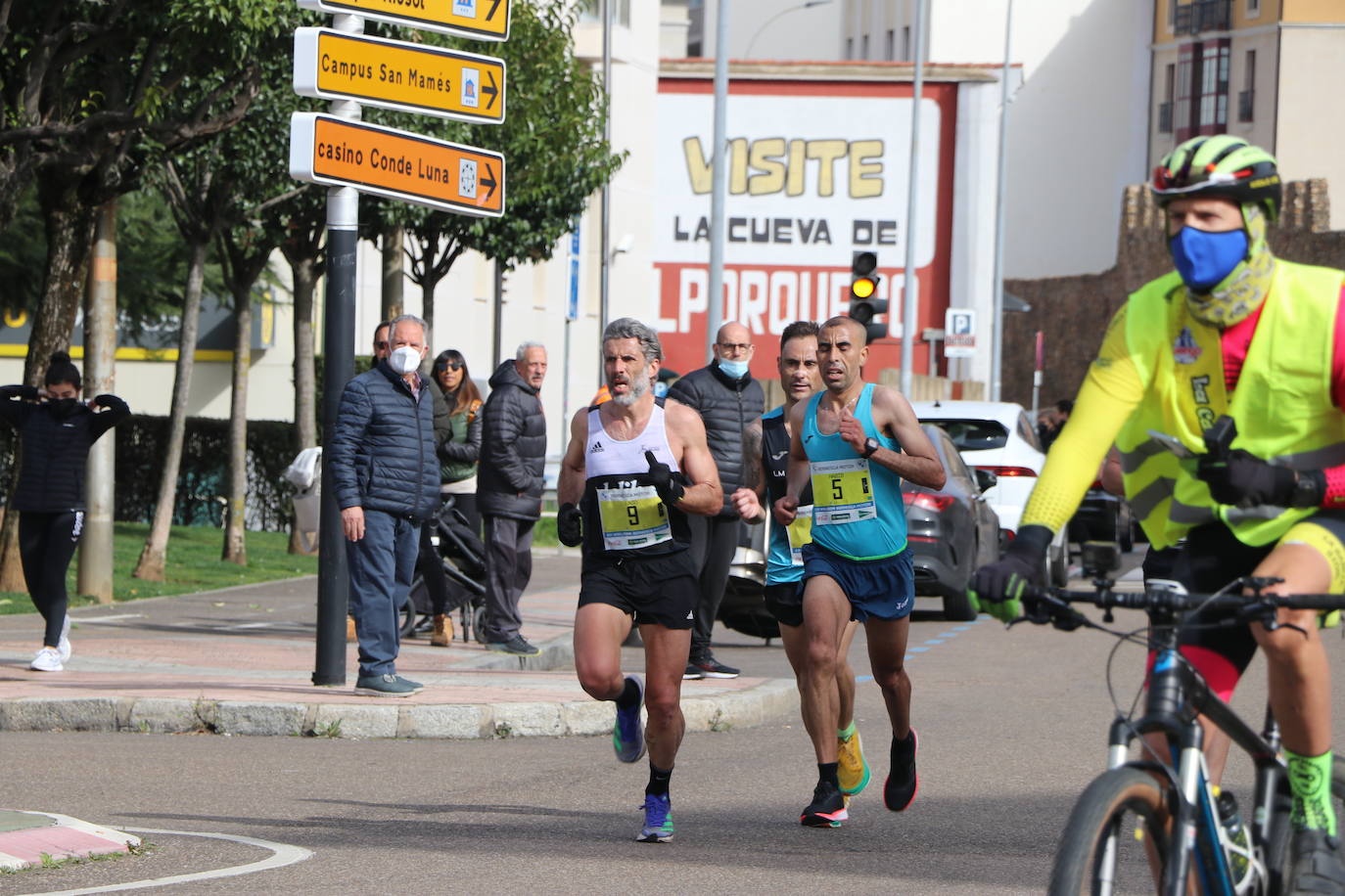 Últimos metros antes de afrontar la recta final, con los corredores buscando los mejores puestos.