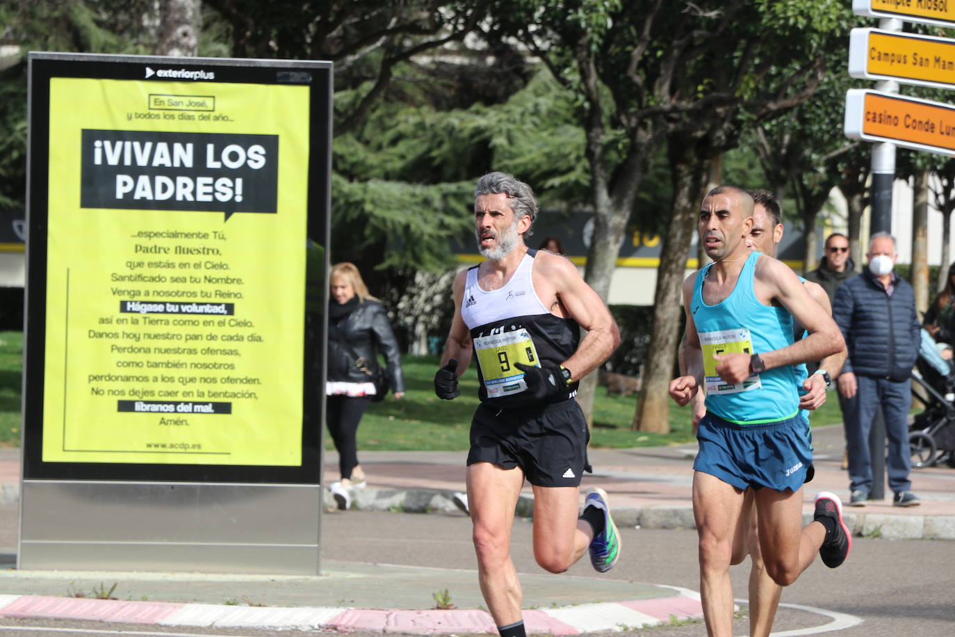 Últimos metros antes de afrontar la recta final, con los corredores buscando los mejores puestos.