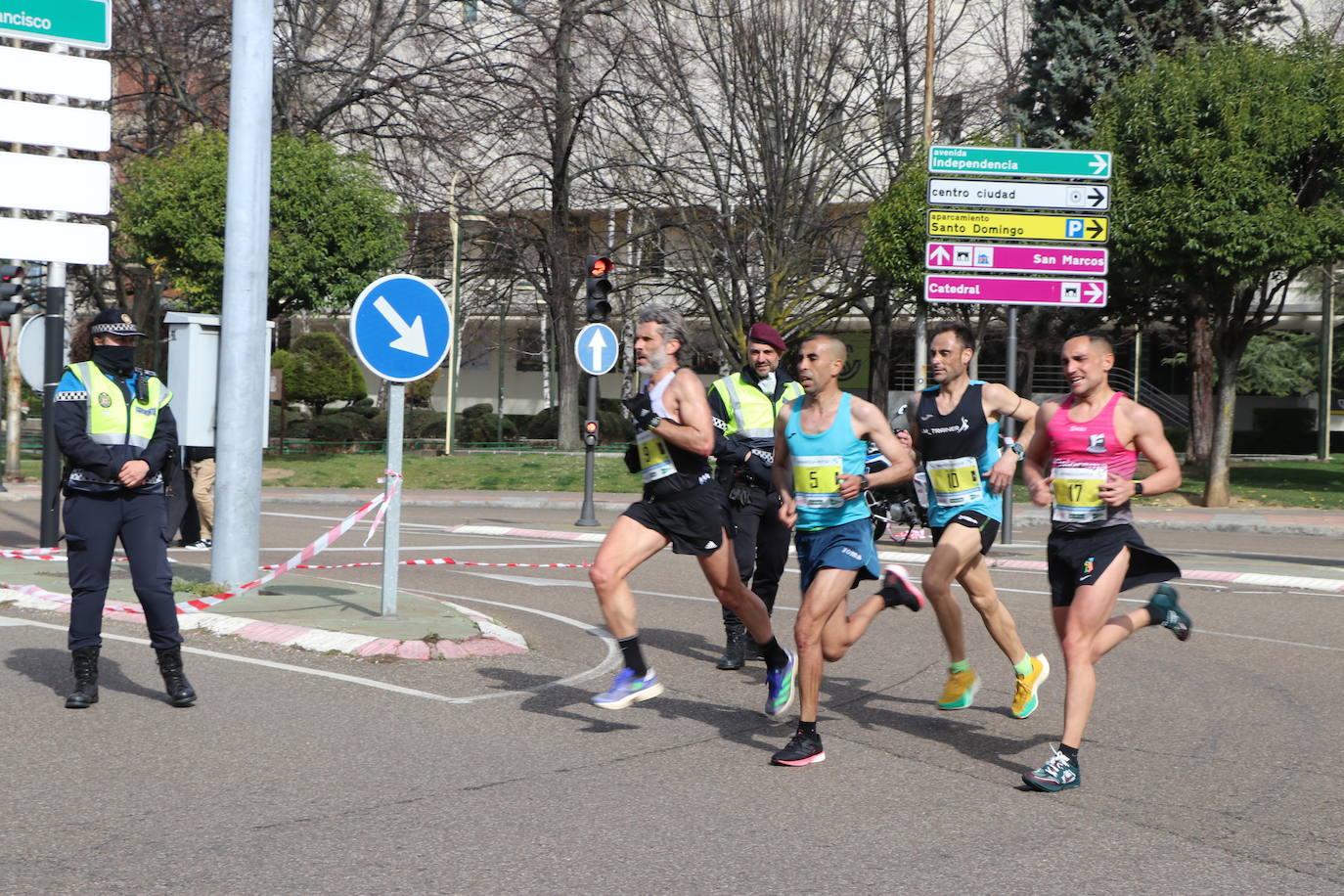 Últimos metros antes de afrontar la recta final, con los corredores buscando los mejores puestos.
