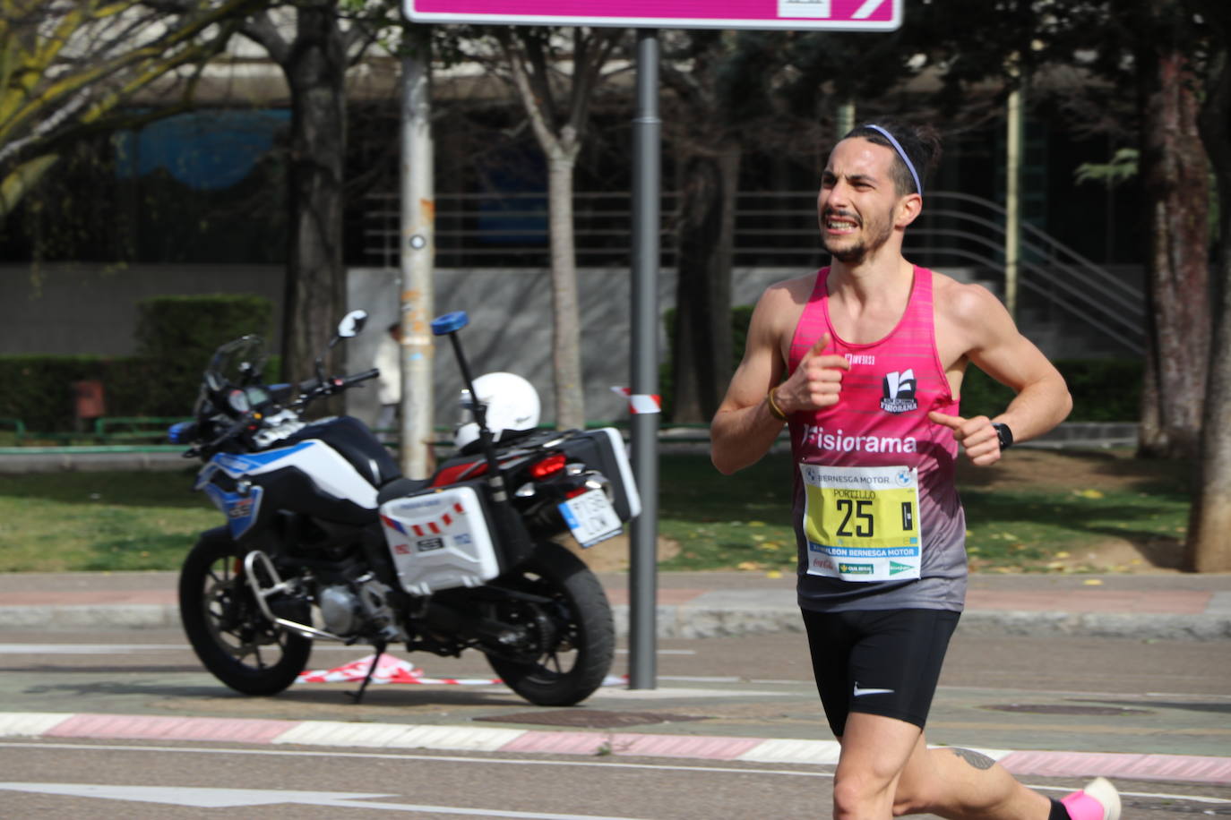 Últimos metros antes de afrontar la recta final, con los corredores buscando los mejores puestos.