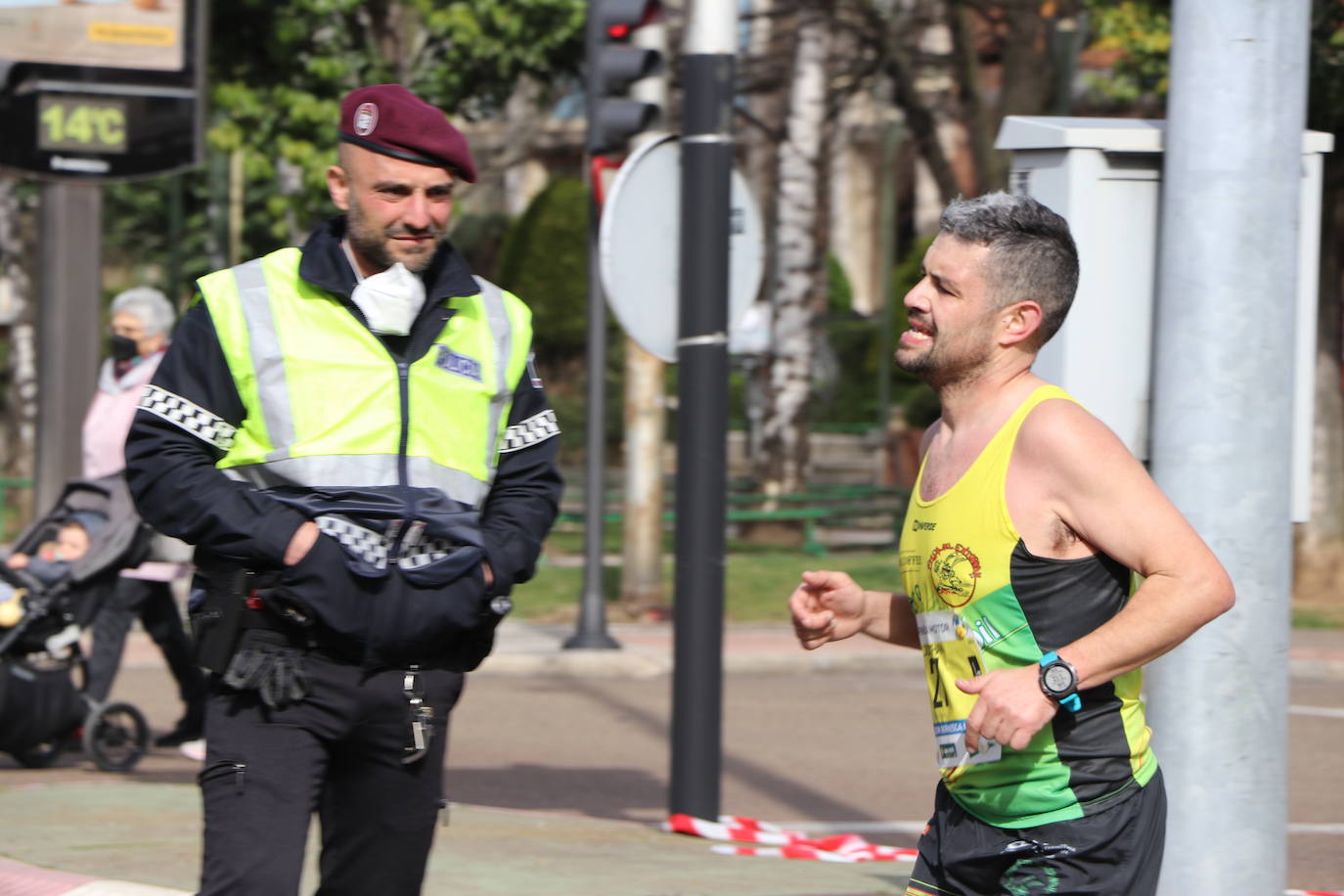 Últimos metros antes de afrontar la recta final, con los corredores buscando los mejores puestos.