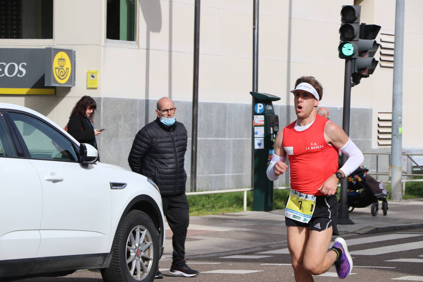 Últimos metros antes de afrontar la recta final, con los corredores buscando los mejores puestos.