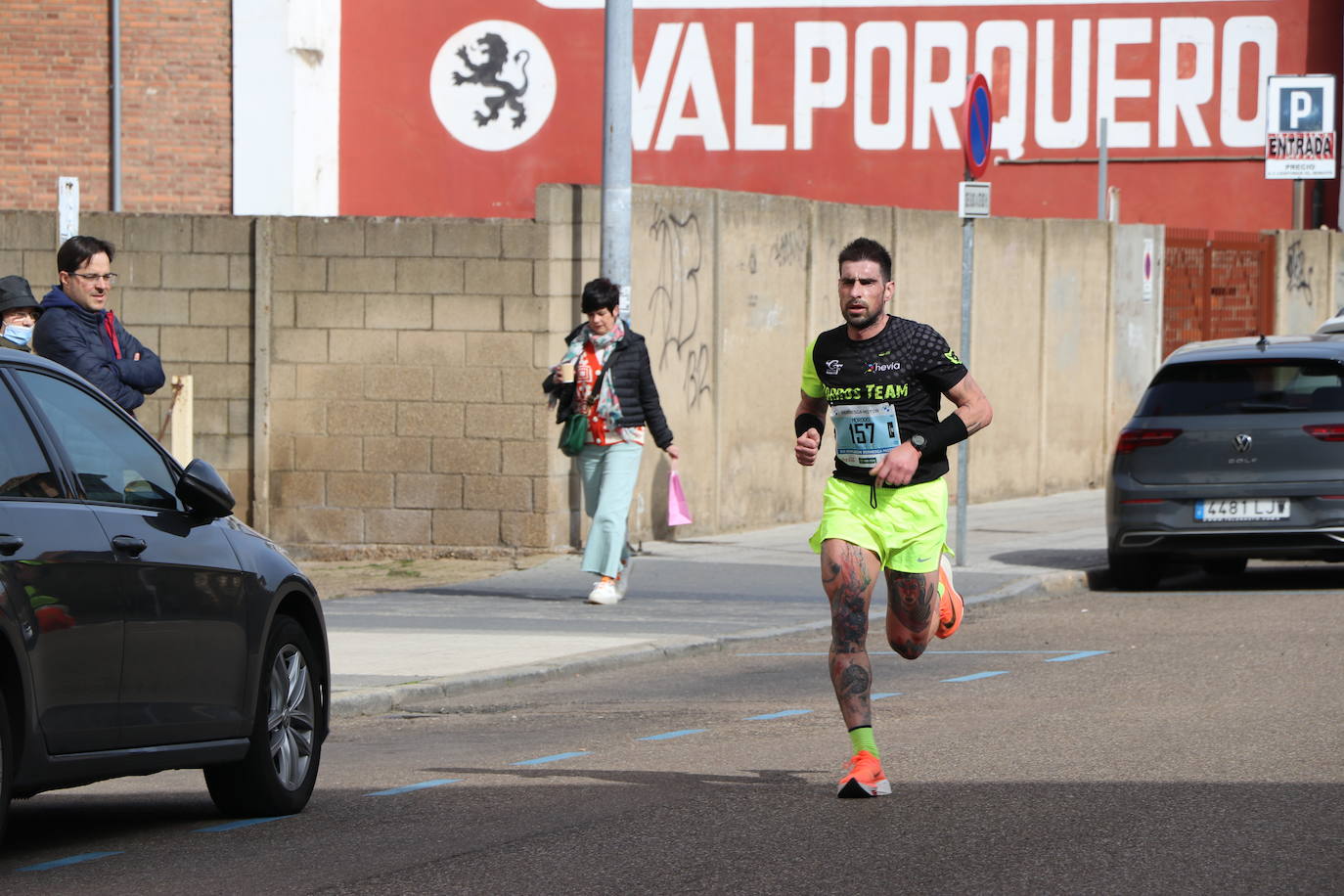 Últimos metros antes de afrontar la recta final, con los corredores buscando los mejores puestos.