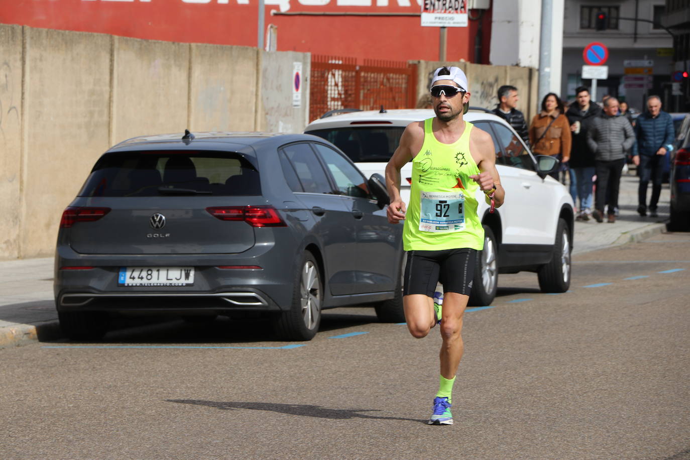 Últimos metros antes de afrontar la recta final, con los corredores buscando los mejores puestos.