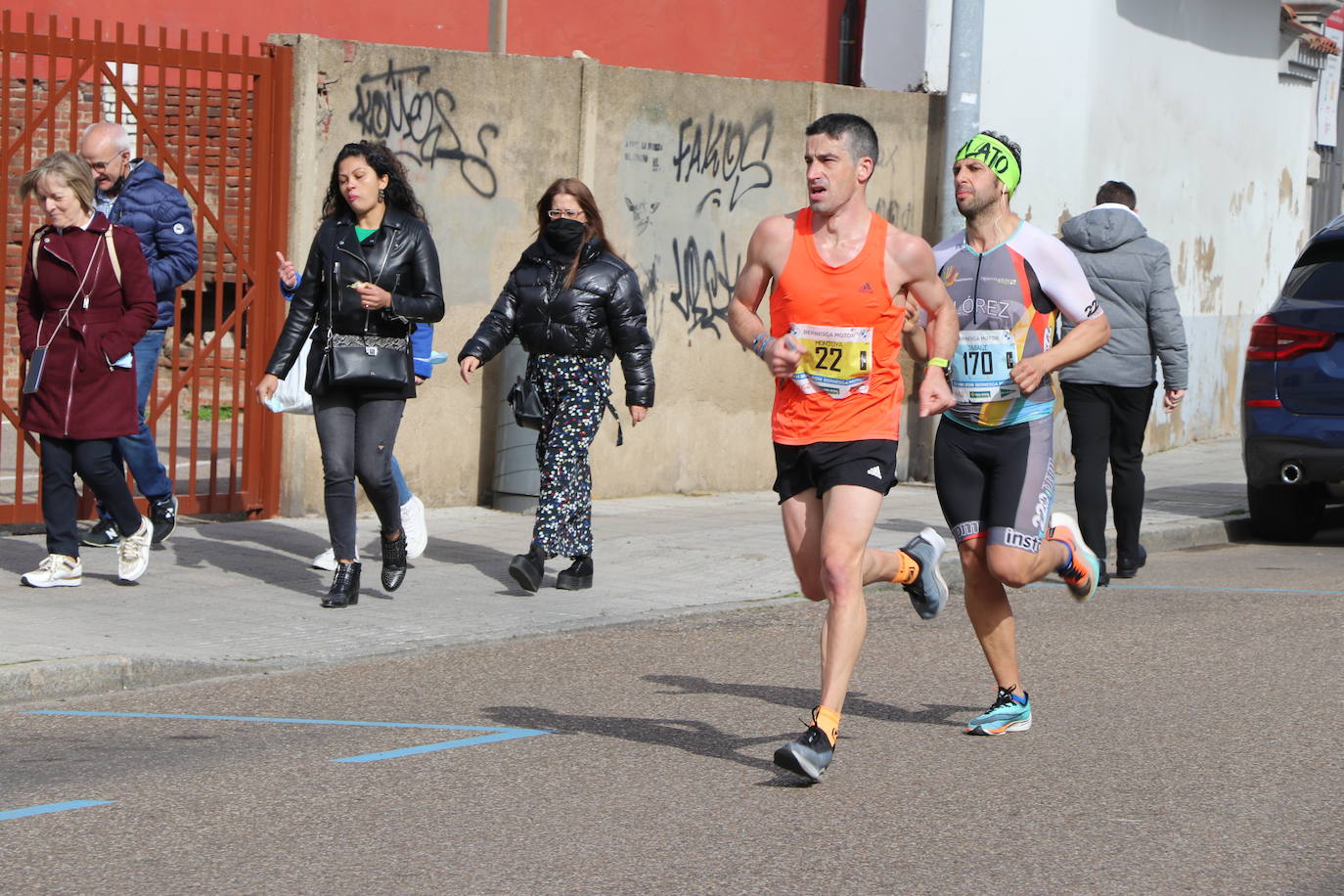 Últimos metros antes de afrontar la recta final, con los corredores buscando los mejores puestos.