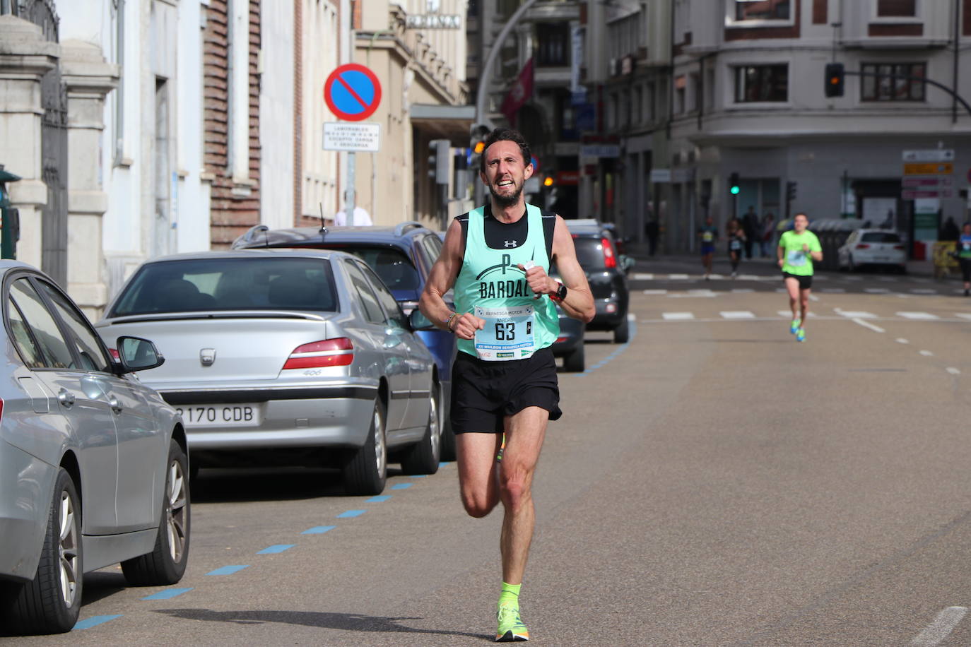 Últimos metros antes de afrontar la recta final, con los corredores buscando los mejores puestos.