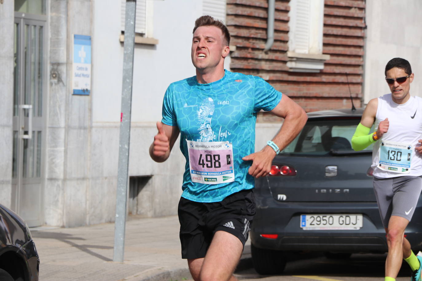 Últimos metros antes de afrontar la recta final, con los corredores buscando los mejores puestos.