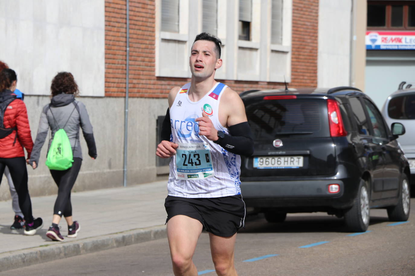 Últimos metros antes de afrontar la recta final, con los corredores buscando los mejores puestos.