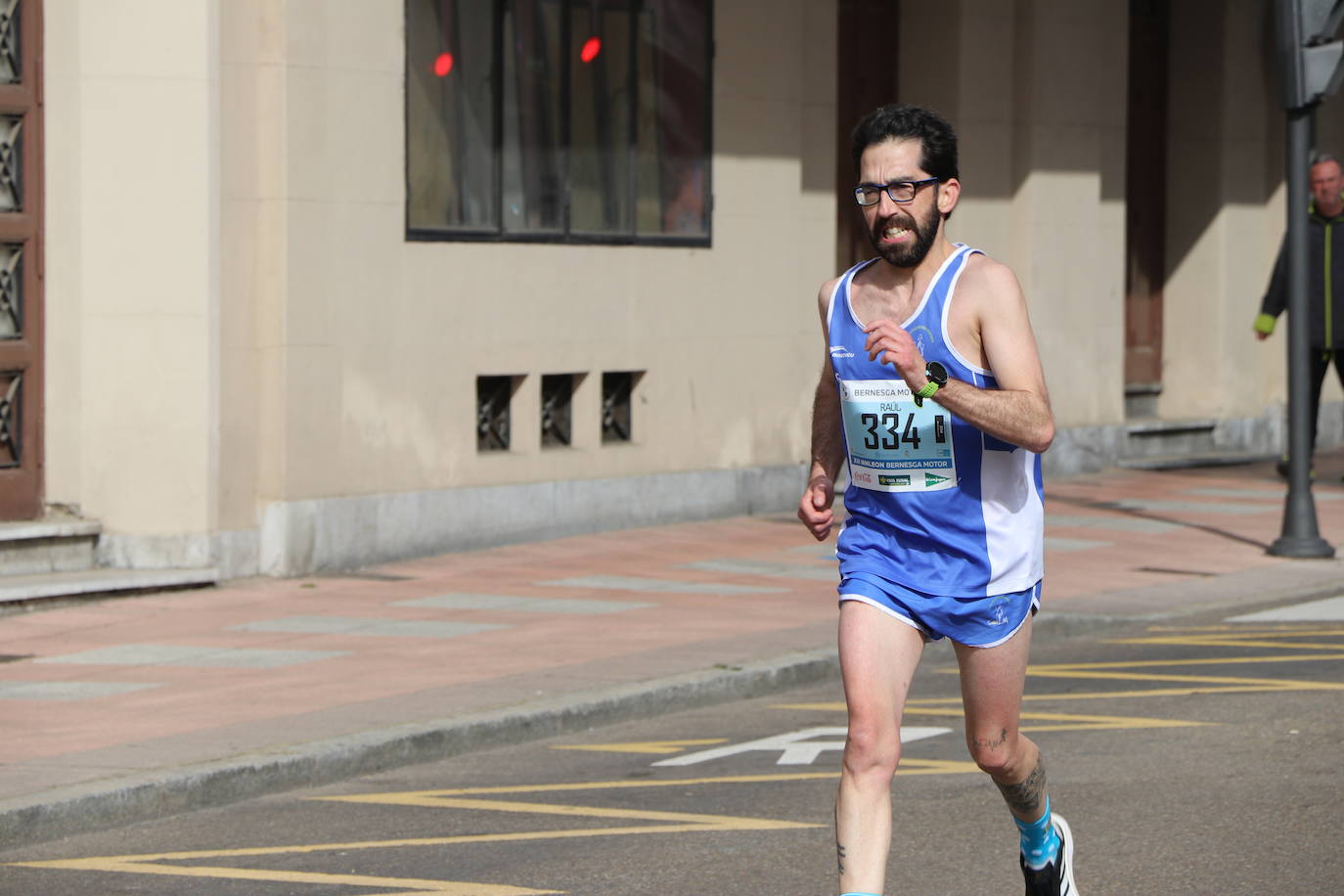 Últimos metros antes de afrontar la recta final, con los corredores buscando los mejores puestos.