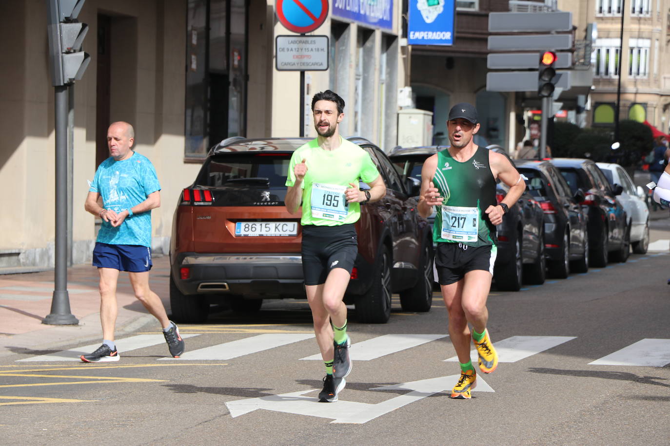 Últimos metros antes de afrontar la recta final, con los corredores buscando los mejores puestos.