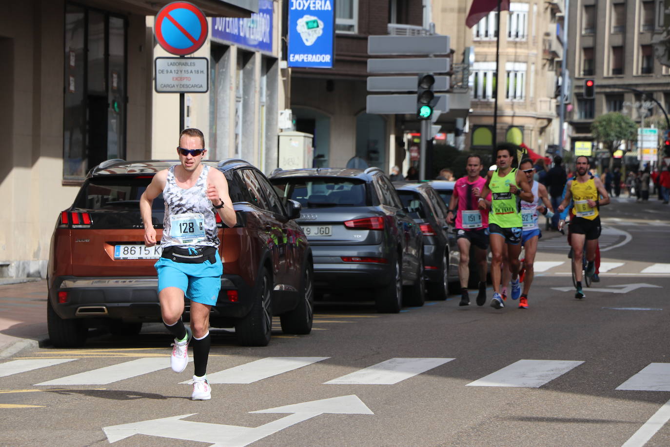 Últimos metros antes de afrontar la recta final, con los corredores buscando los mejores puestos.