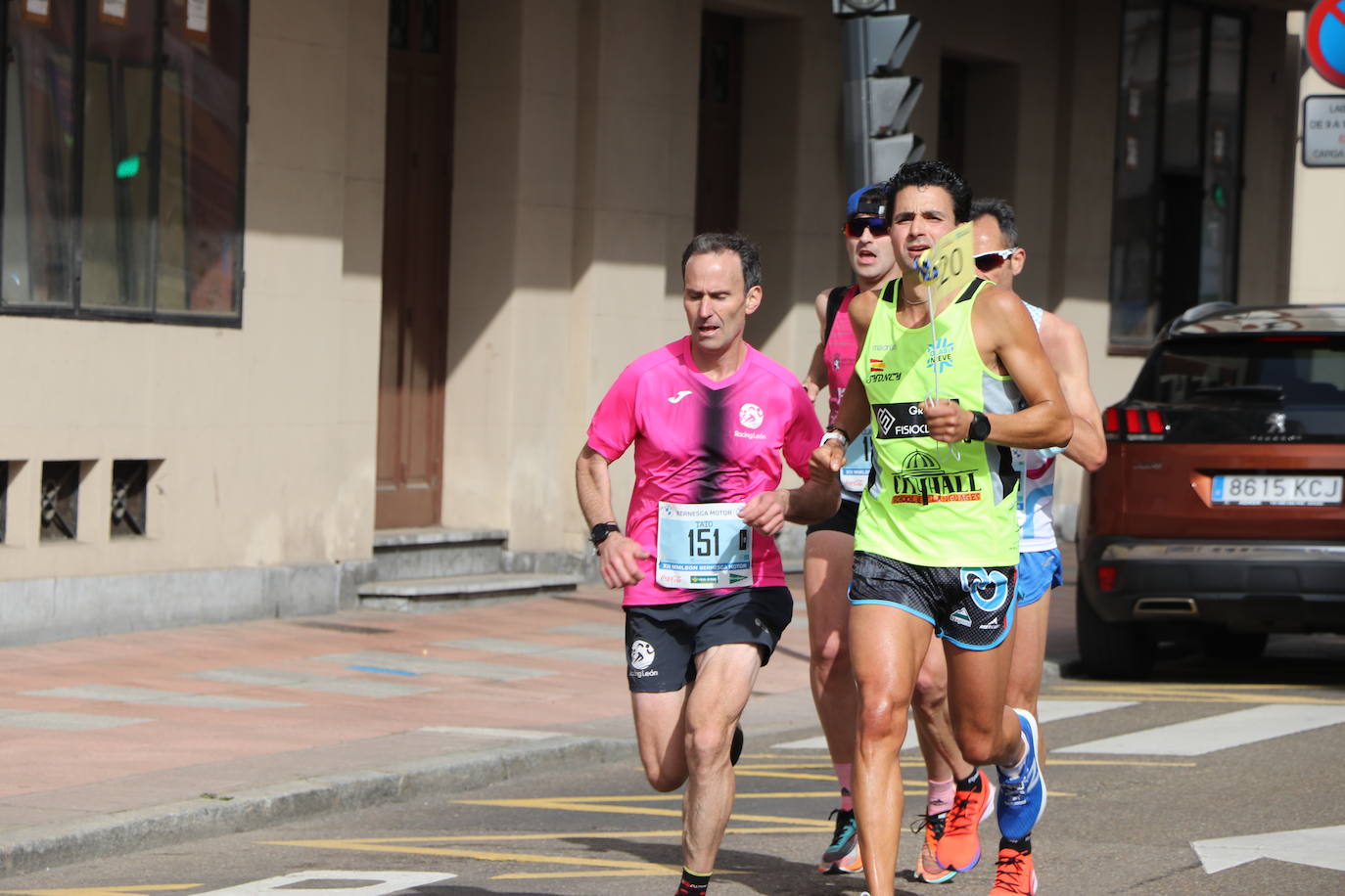 Últimos metros antes de afrontar la recta final, con los corredores buscando los mejores puestos.