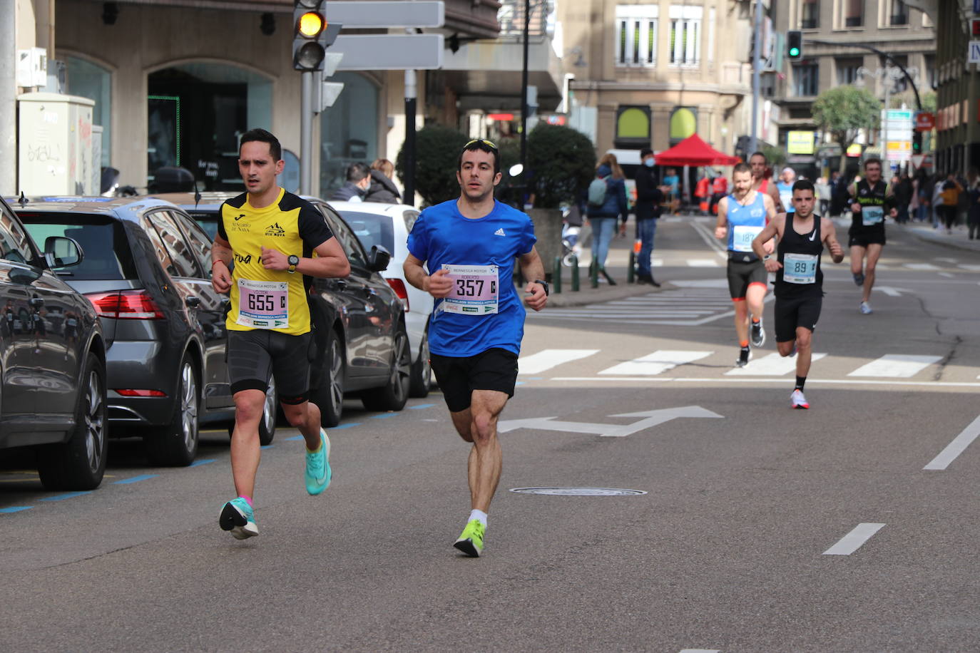 Últimos metros antes de afrontar la recta final, con los corredores buscando los mejores puestos.