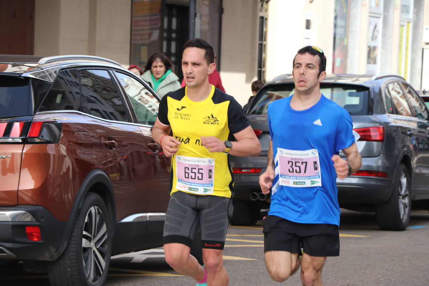 Últimos metros antes de afrontar la recta final, con los corredores buscando los mejores puestos.