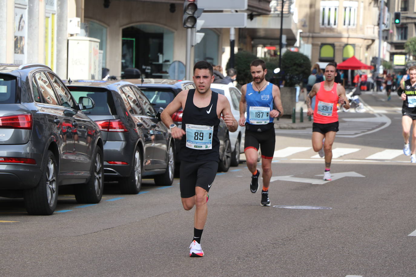 Últimos metros antes de afrontar la recta final, con los corredores buscando los mejores puestos.