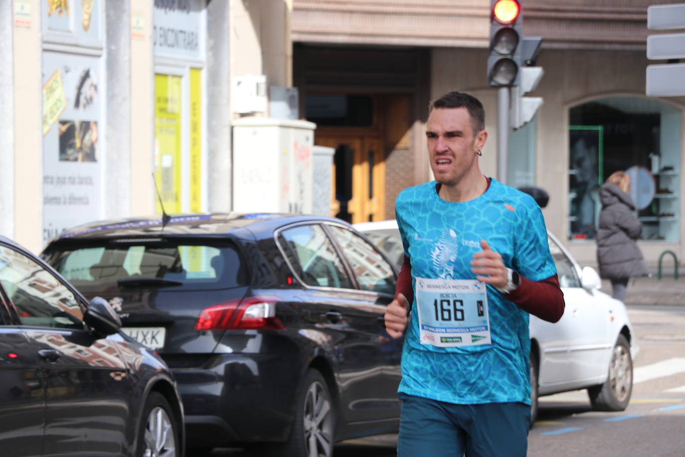 Últimos metros antes de afrontar la recta final, con los corredores buscando los mejores puestos.