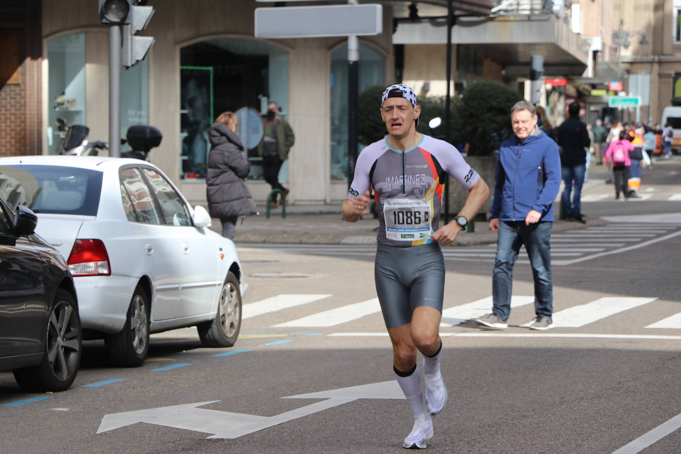 Últimos metros antes de afrontar la recta final, con los corredores buscando los mejores puestos.
