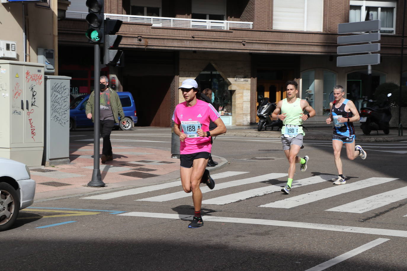 Últimos metros antes de afrontar la recta final, con los corredores buscando los mejores puestos.