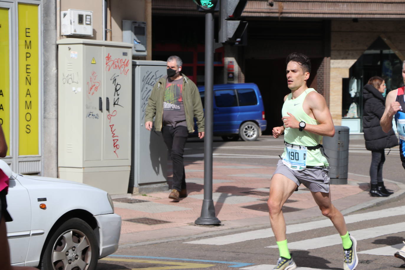Últimos metros antes de afrontar la recta final, con los corredores buscando los mejores puestos.